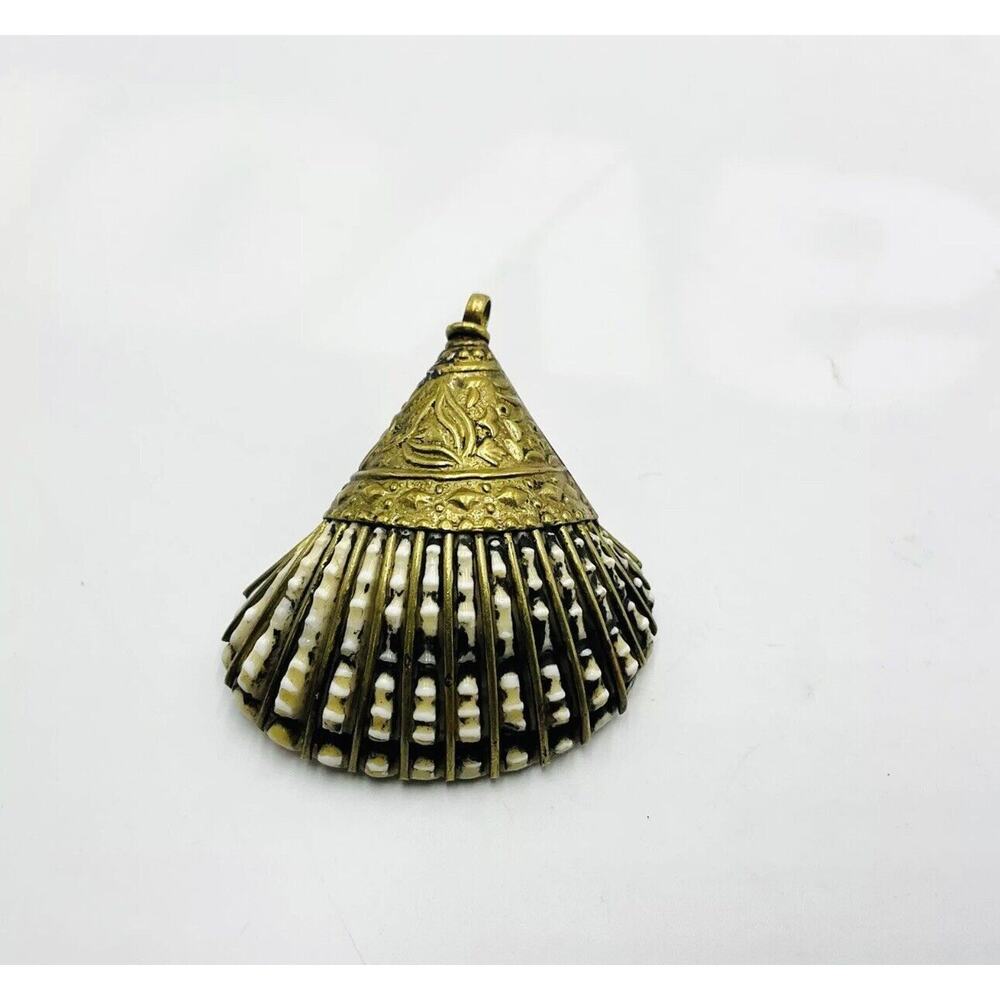 Vintage Cockle Shell Metal Gold Tone 1970’s Pendant J3